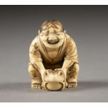 EIN FEINES GESCHNITZTES NETSUKE DES GAMA-SENNINS AUS ELFENBEIN