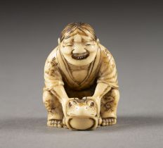 EIN FEINES GESCHNITZTES NETSUKE DES GAMA-SENNINS AUS ELFENBEIN