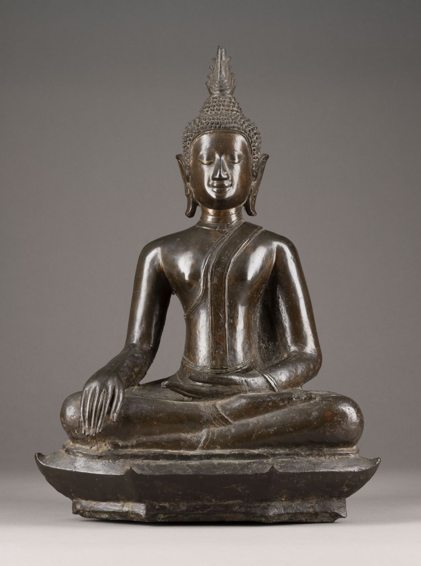 EINE SITZENDE FIGUR VON BUDDHA AUS BRONZE