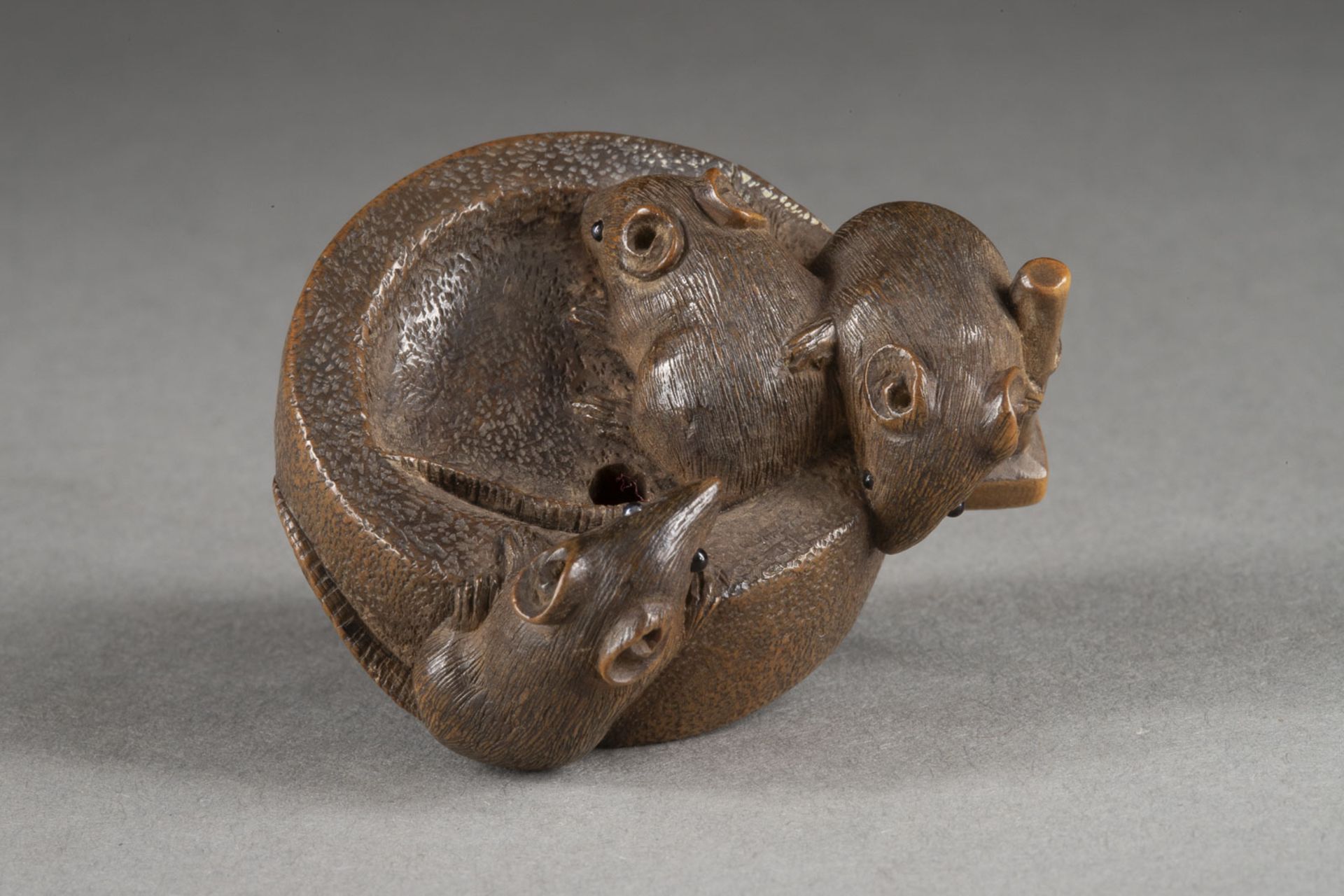 EIN HOLZGESCHNITZTES NETSUKE VON DREI RATTEN - Image 3 of 5