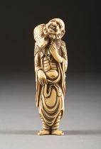 EIN GESCHNITZTES NETSUKE DES GAMA-SENNINS AUS ELFENBEIN