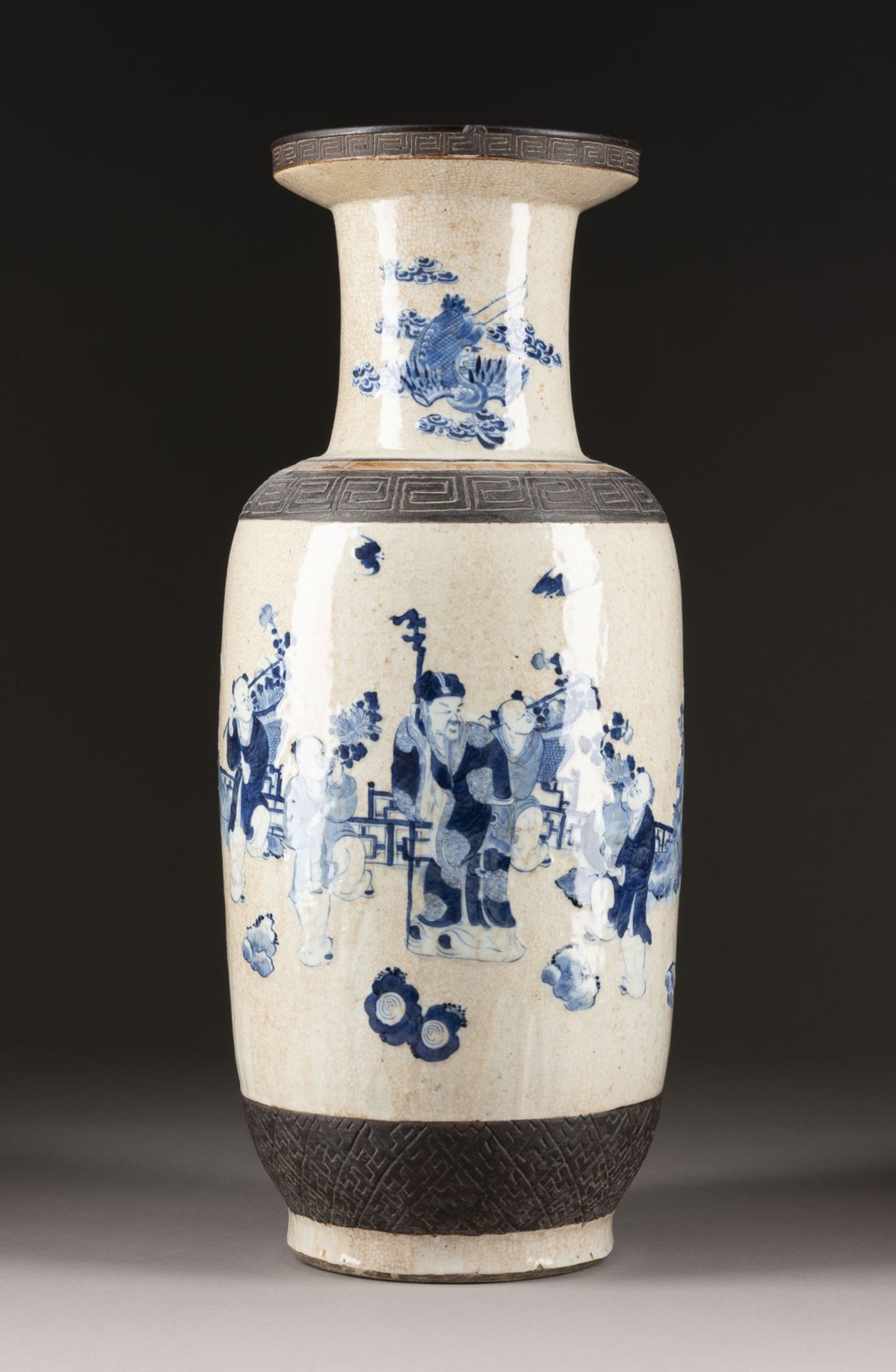 EINE BLAU-WEISSE VASE MIT FIGURENDARSTELLUNG IM GE-STIL - Image 2 of 4