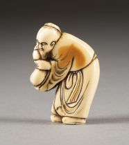 EIN FEINES GESCHNITZTES NETSUKE EINES CHINESEN AUS ELFENBEIN