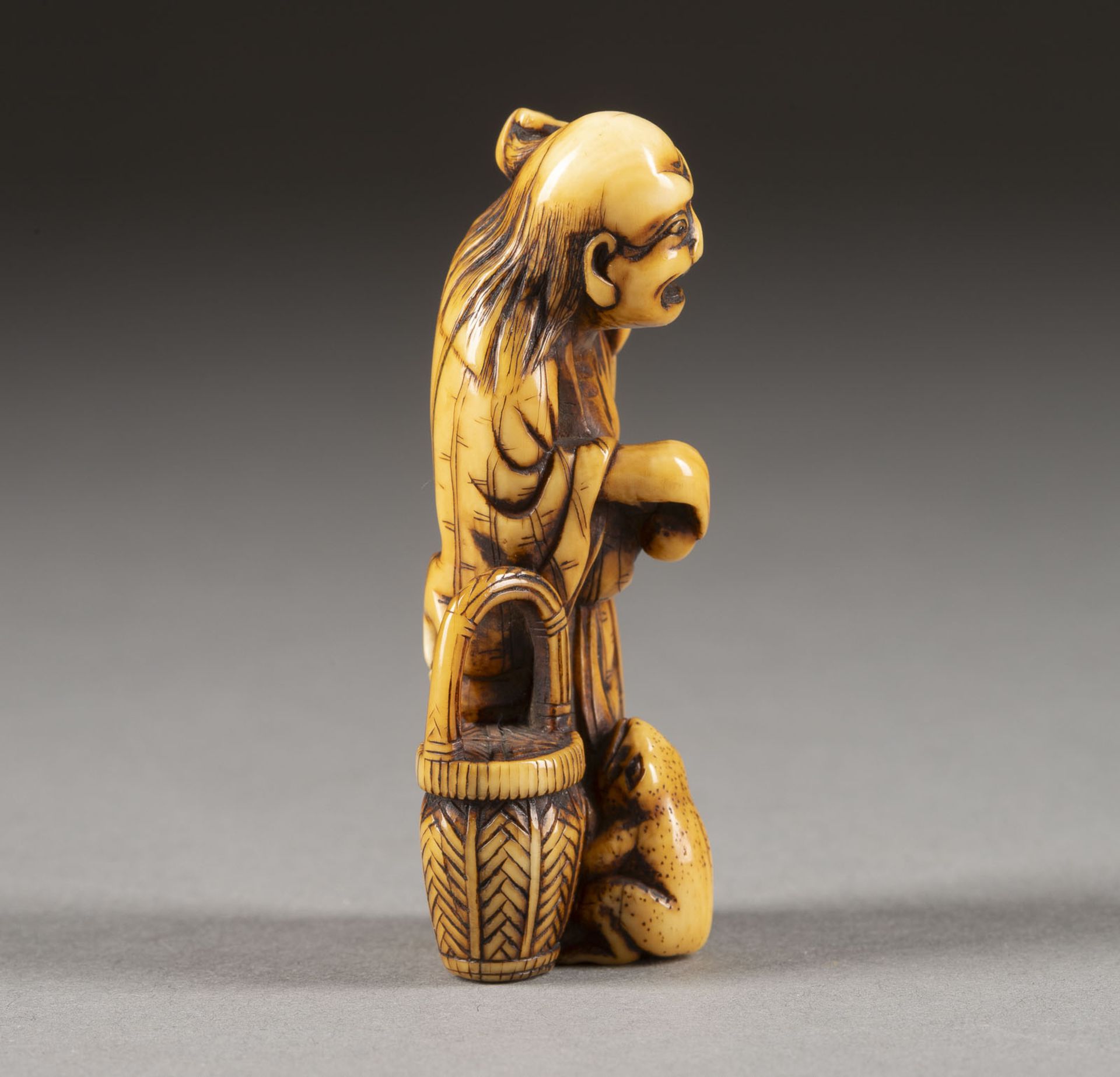 EIN FEINES GESCHNITZTES NETSUKE DES GAMA-SENNINS AUS ELFENBEIN - Image 4 of 6