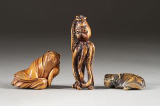 DREI HOLZGESCHNITZTE NETSUKE VON TIERISCHEN FIGUREN