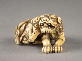 EIN SEHR FEINES UND WICHTIGES GESCHNITZTES NETSUKE EINES SHISHI AUS ELFENBEIN