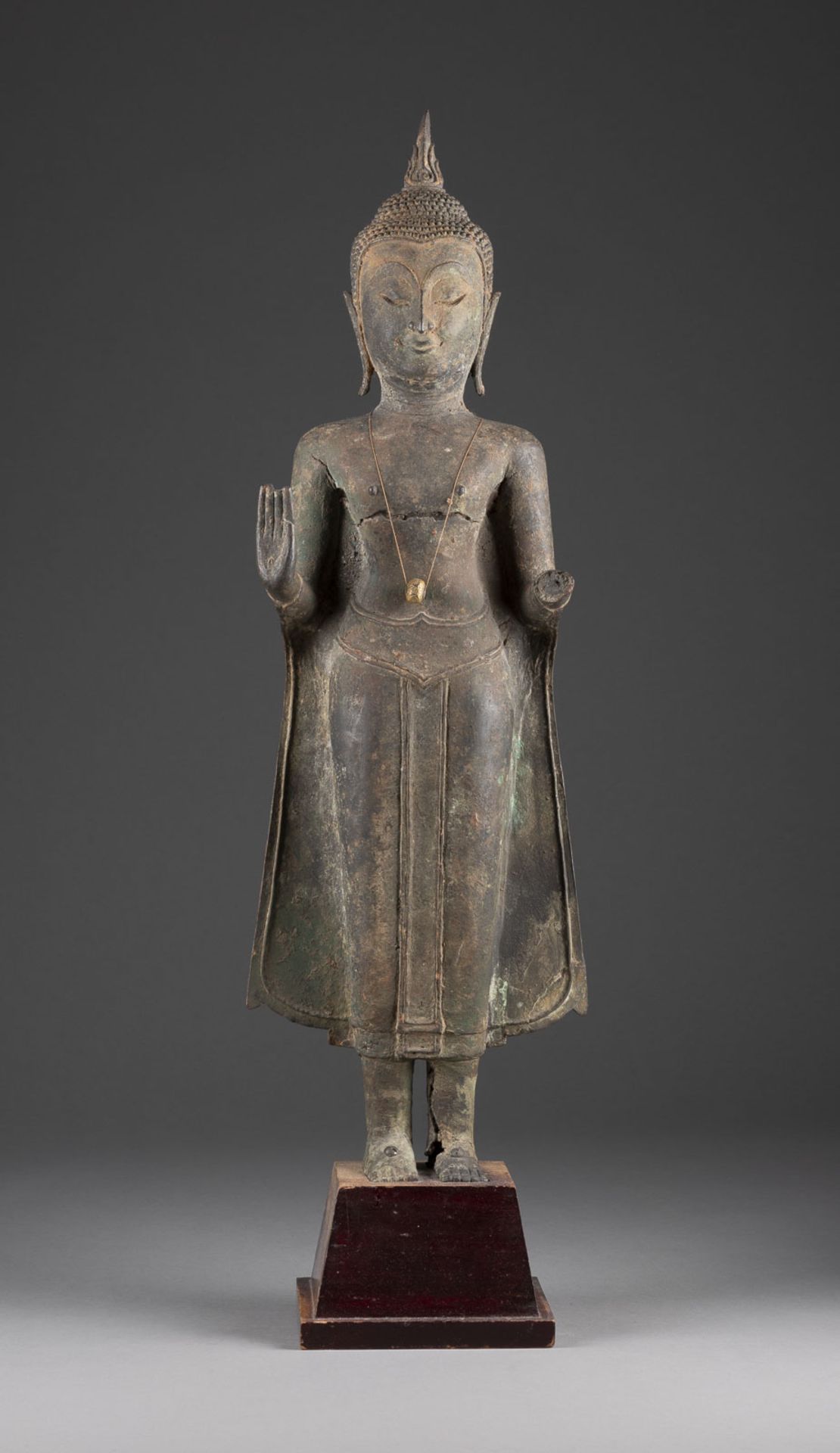 EINE STEHENDE FIGUR VON BUDDHA AUS BRONZE - Image 2 of 2