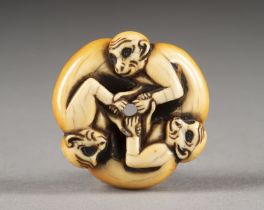 EIN GESCHNITZTES MANJU-NETSUKE VON DREI AFFEN AUS ELFENBEIN