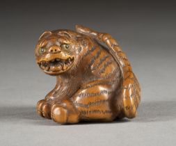 EIN HOLZGESCHNITZTES NETSUKE EINES TIGERS