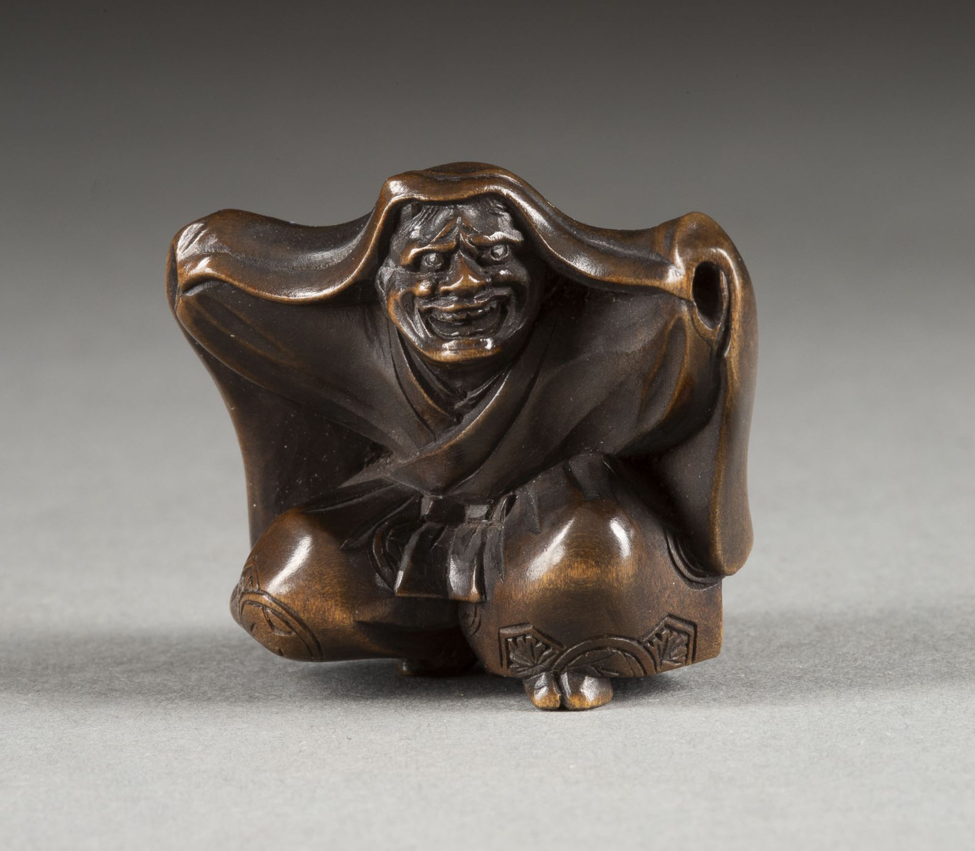 EIN FEINES HOLZGESCHNITZTES NETSUKE EINES NOH-TÄNZERS - Image 2 of 2