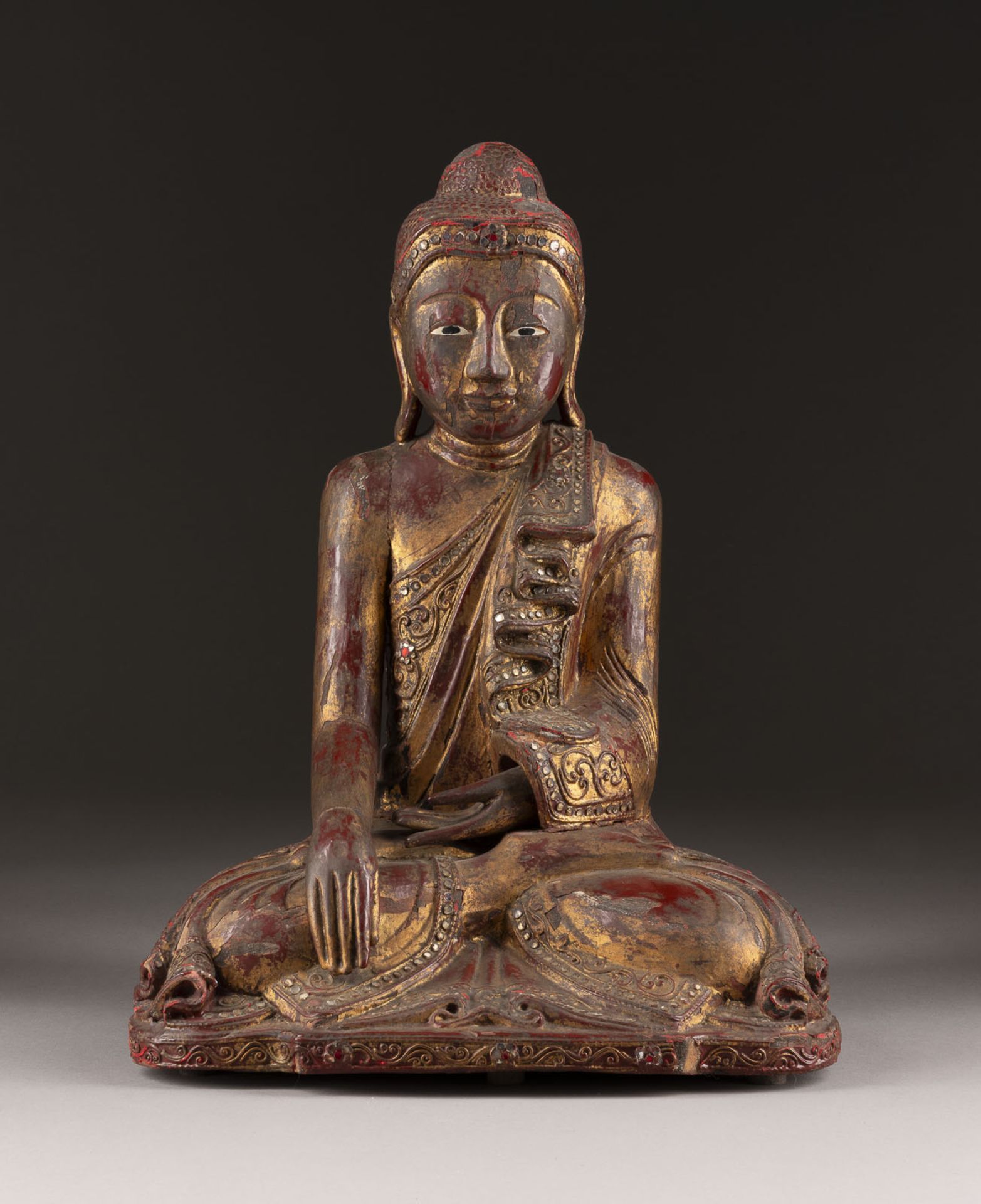 EINE GOLDLACKIERTE SITZENDE FIGUR VON BUDDHA AUS HOLZ - Image 2 of 2