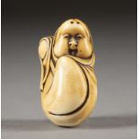 EIN GESCHNITZTES NETSUKE VON OKAME AUS ELFENBEIN