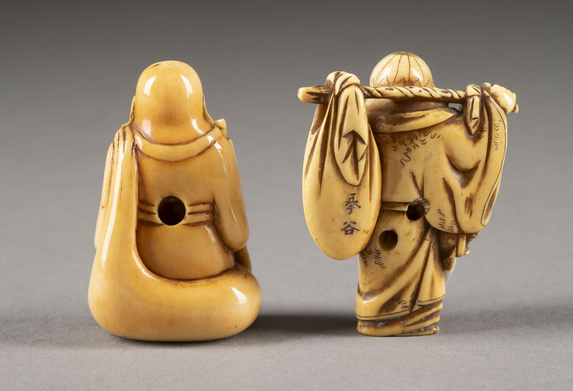 ZWEI GESCHNITZTE NETSUKE VOM HOTEI AUS ELFENBEIN - Image 3 of 4