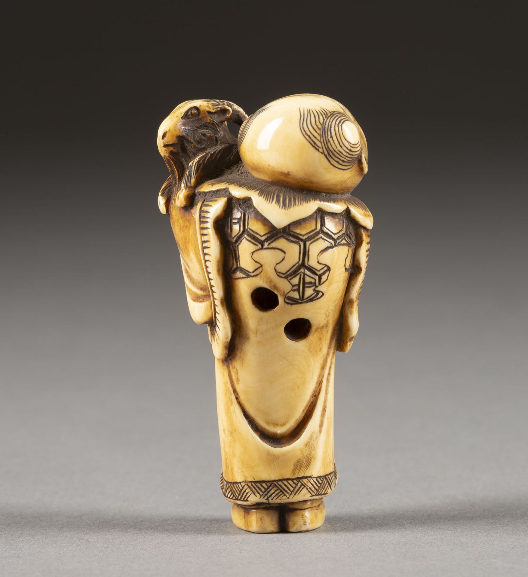 EIN FEINES GESCHNITZTES NETSUKE VON EINEM KARAKO MIT ZIEGE AUS ELFENBEIN - Image 3 of 5