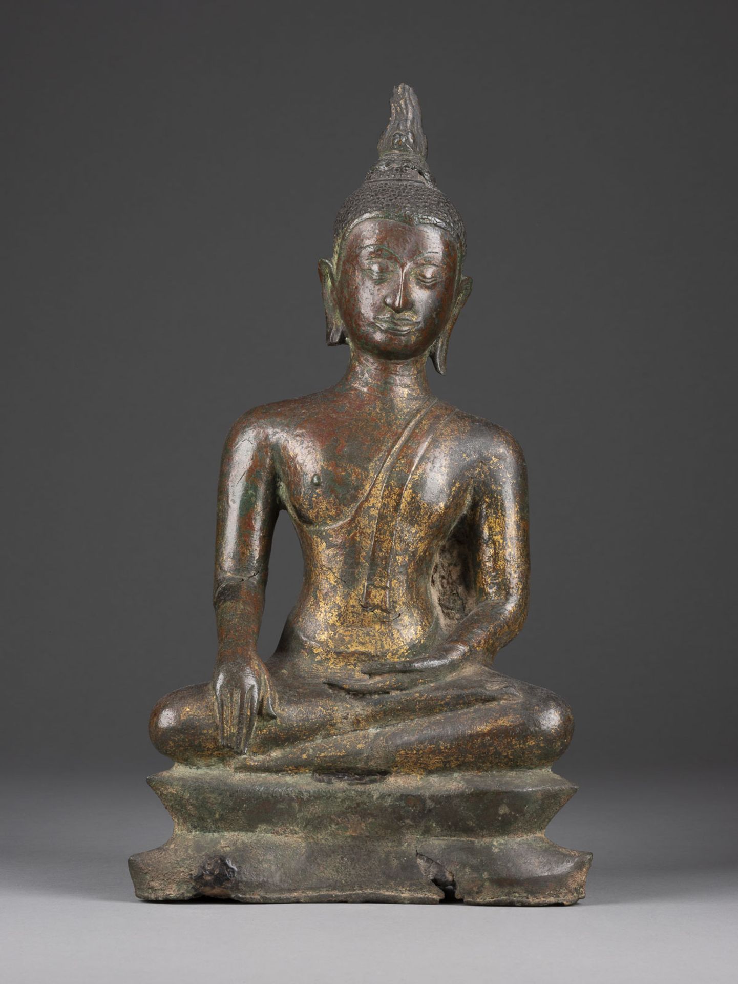 EINE SITZENDE FIGUR VON BUDDHA IM AYUTTHAYA-STIL AUS BRONZE - Image 2 of 2