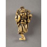 EIN FEINES GESCHNITZTES NETSUKE VON SHOKI UND ONI AUS ELFENBEIN