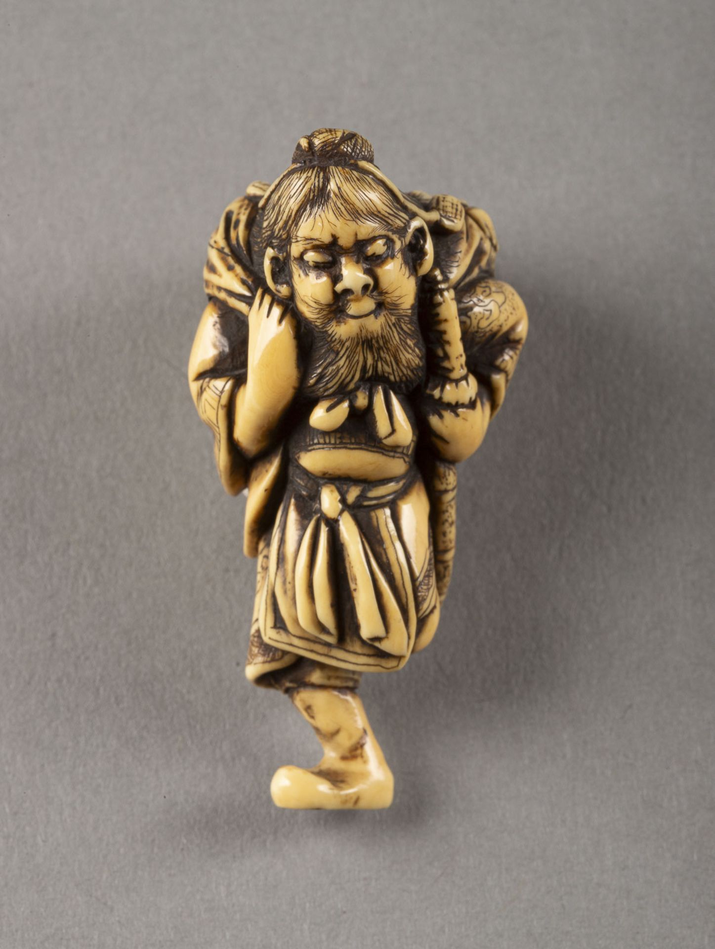 EIN FEINES GESCHNITZTES NETSUKE VON SHOKI UND ONI AUS ELFENBEIN