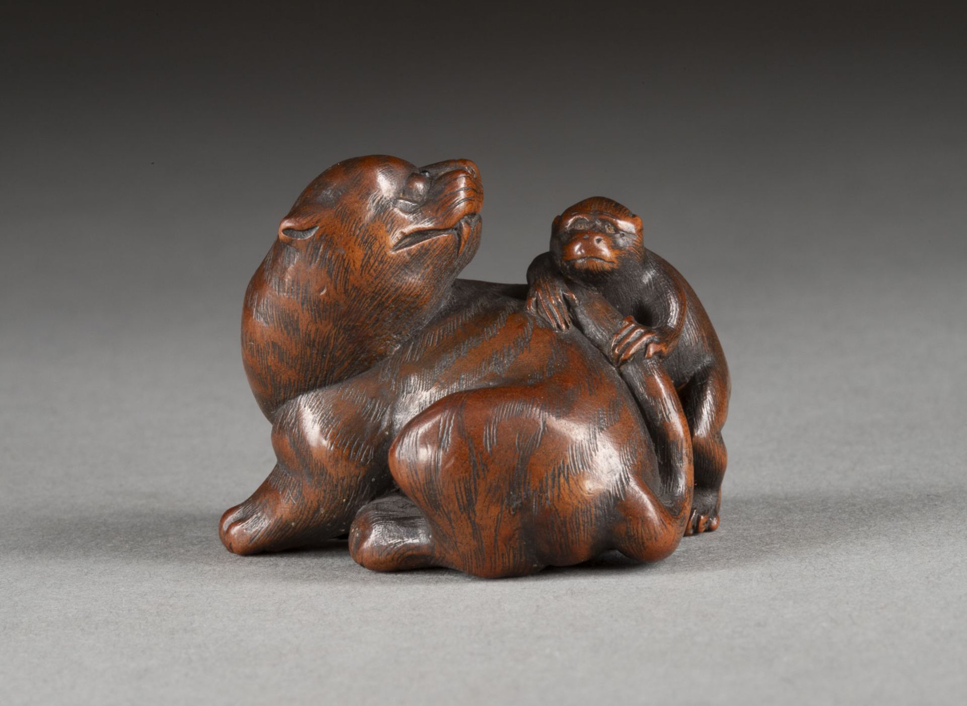 EIN FEINES HOLZGESCHNITZTES NETSUKE EINES TIGERS MIT AFFEN - Image 3 of 5