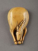 EIN GESCHNITZTES NETSUKE EINES PFERDES AUS ELFENBEIN