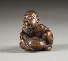 EIN FEINES HOLZGESCHNITZTES NETSUKE EINES BLINDEN BETTLERS