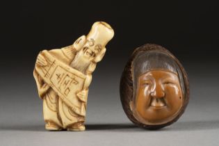 EIN NETSUKE VON FUKUROKUJU AUS HIRSCHHORN UND EIN NETSUKE EINES WEIBLICHEN GESICHTES AUS TAGUANUSS