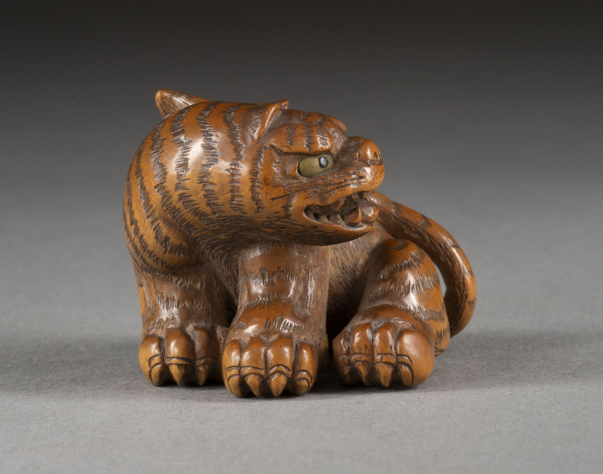 EIN HOLZGESCHNITZTES NETSUKE EINES TIGERS - Image 4 of 6