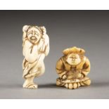 EIN NETSUKE EINES HOLLÄNDERS UND EIN NETSUKE EINER MÄNNLICHEN FIGUR AUS ELFENBEIN