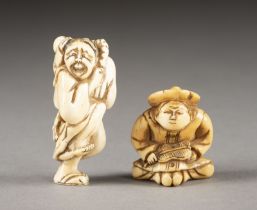 EIN NETSUKE EINES HOLLÄNDERS UND EIN NETSUKE EINER MÄNNLICHEN FIGUR AUS ELFENBEIN