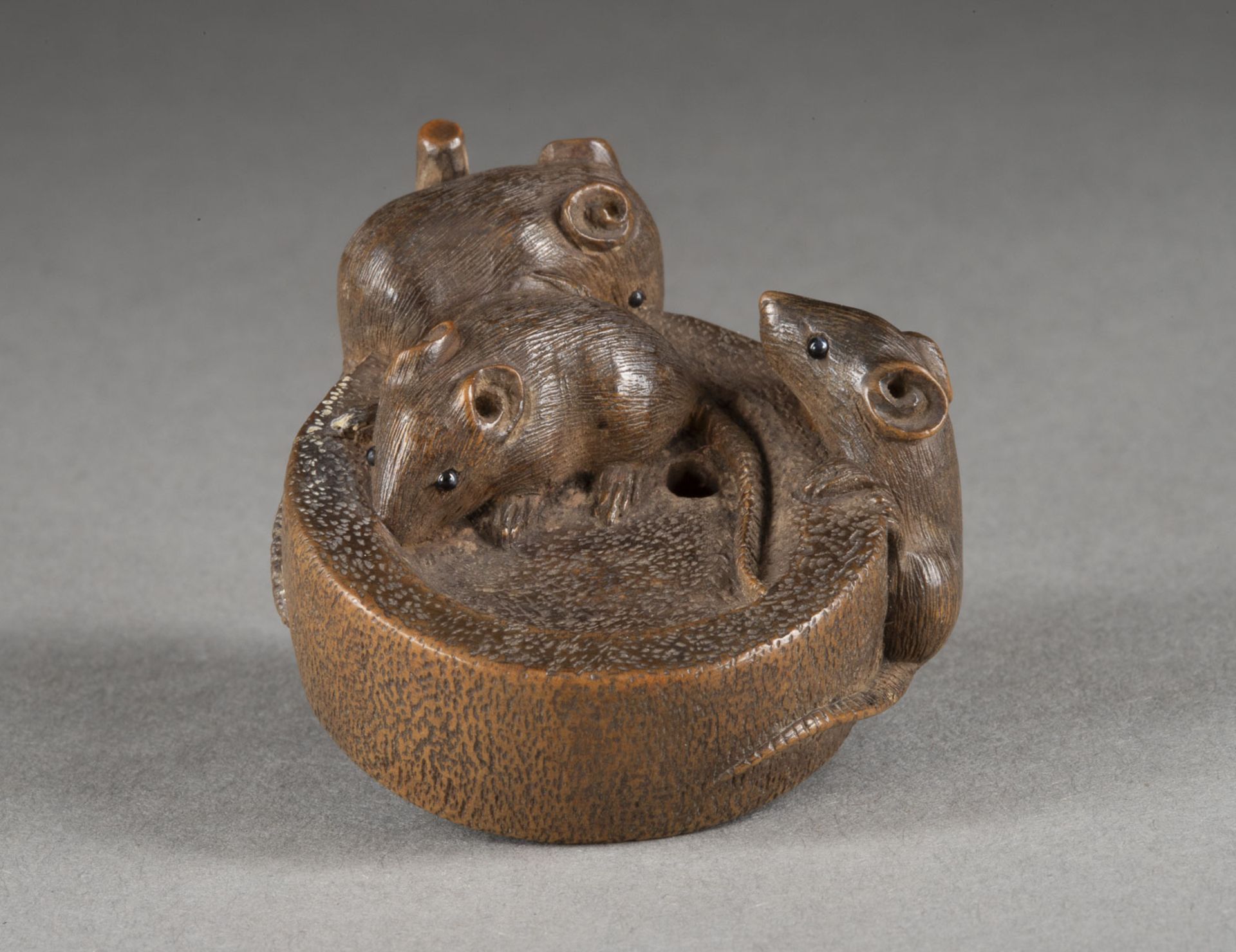 EIN HOLZGESCHNITZTES NETSUKE VON DREI RATTEN - Image 4 of 5