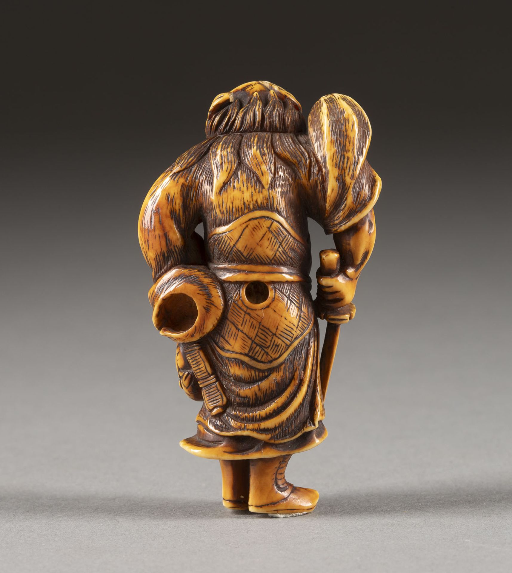 EIN FEINES GESCHNITZTES NETSUKE VON SHOKI UND ONI AUS ELFENBEIN - Image 3 of 4