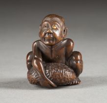 EIN HOLZGESCHNITZTES NETSUKE EINES BLINDEN BETTLERS