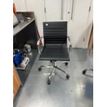 *Unused* 6x Office chairs - Black / Ribbed backrest / Medium.