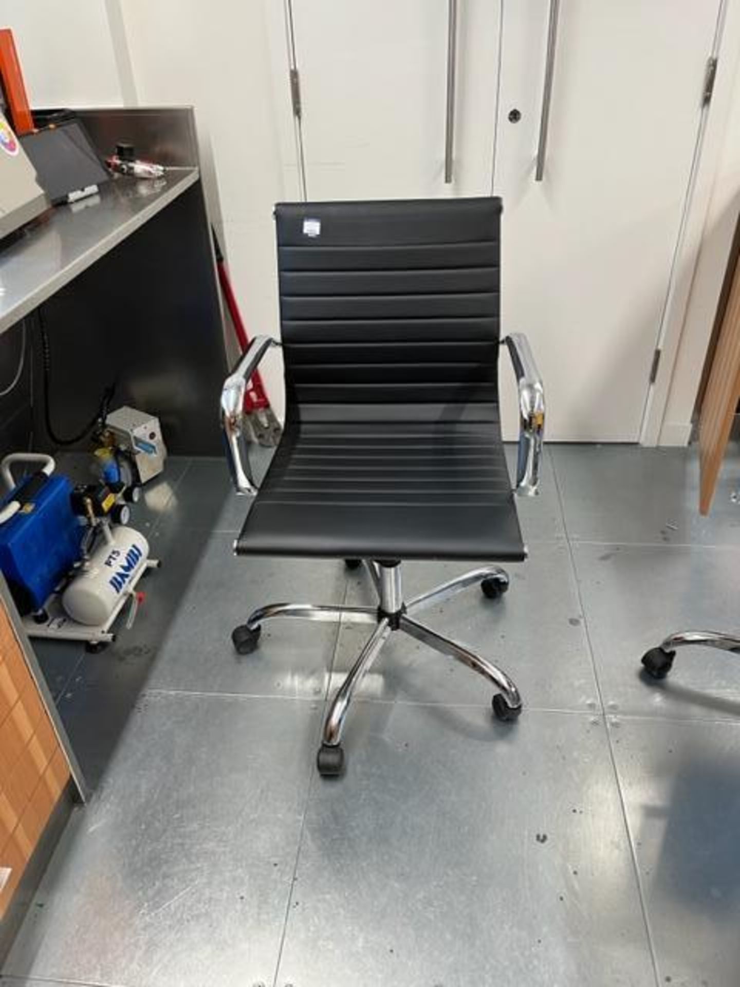 *Unused* Office chairs - Black / Ribbed backrest / Medium