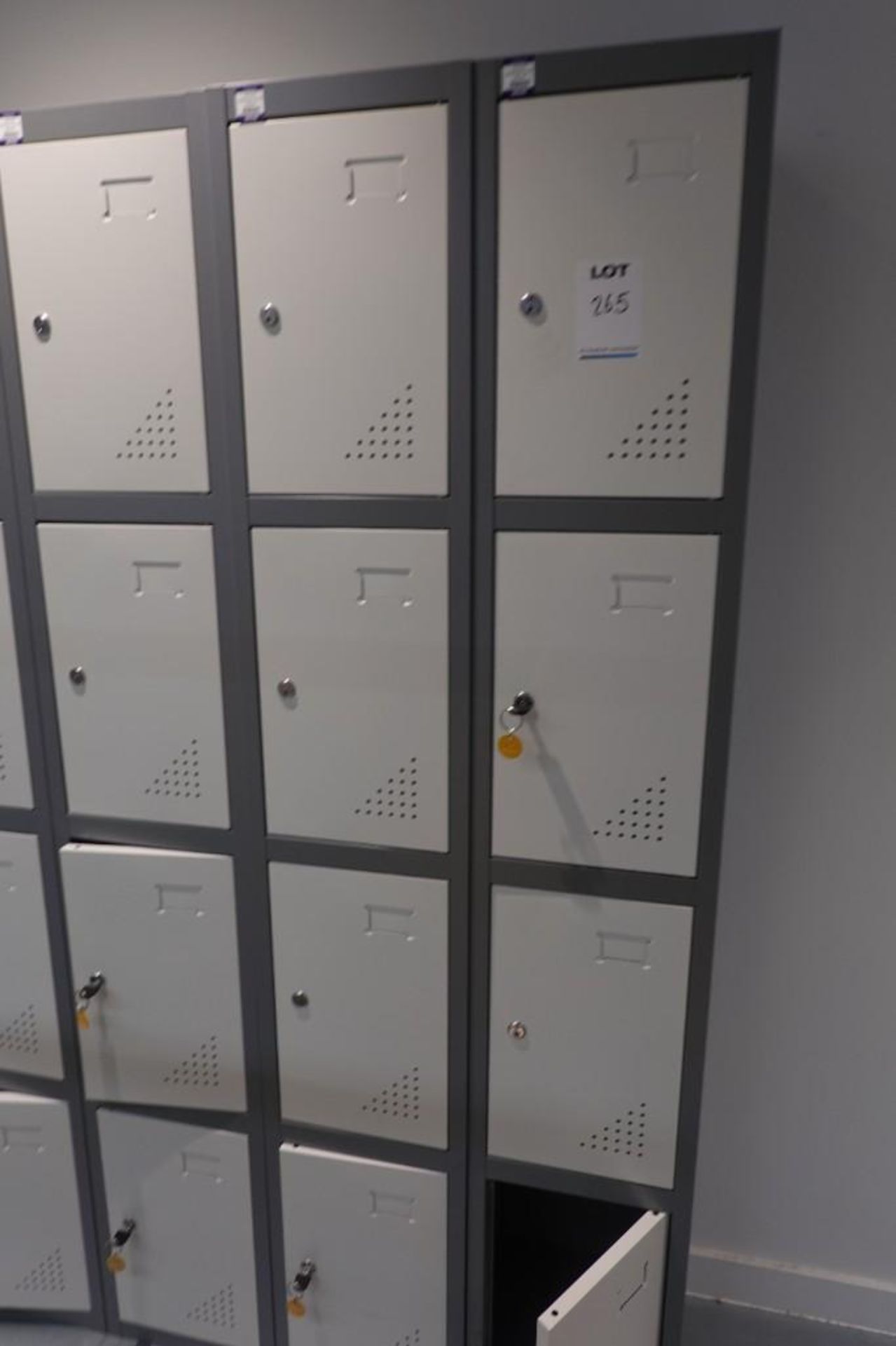 10x set of 4 lockers