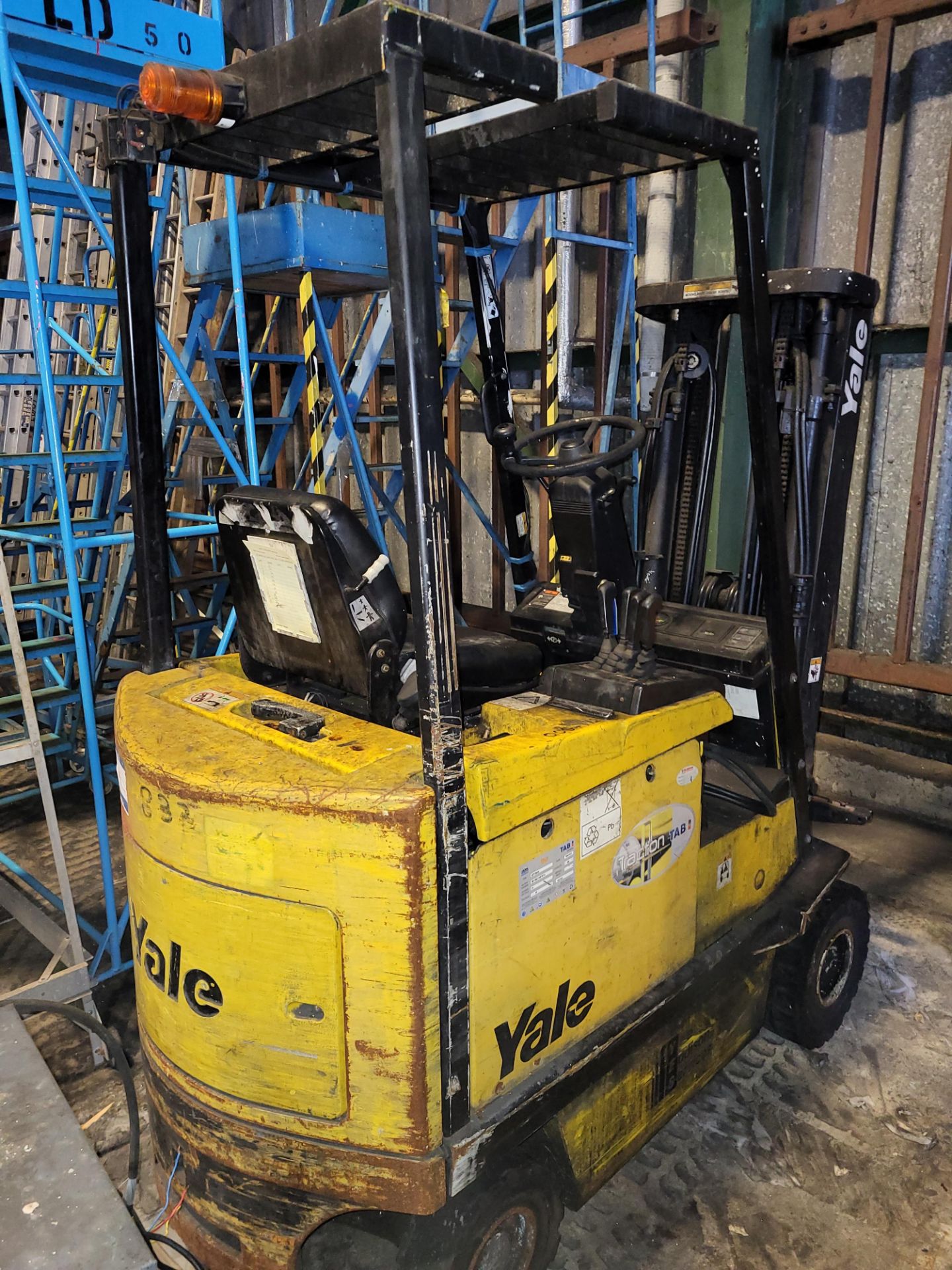 1 Yale Model ERP18AAF E1980 Ride On Battery Powered Fork Lift Truck with 1.480kg Capacity, 4500mm Ma - Image 3 of 5