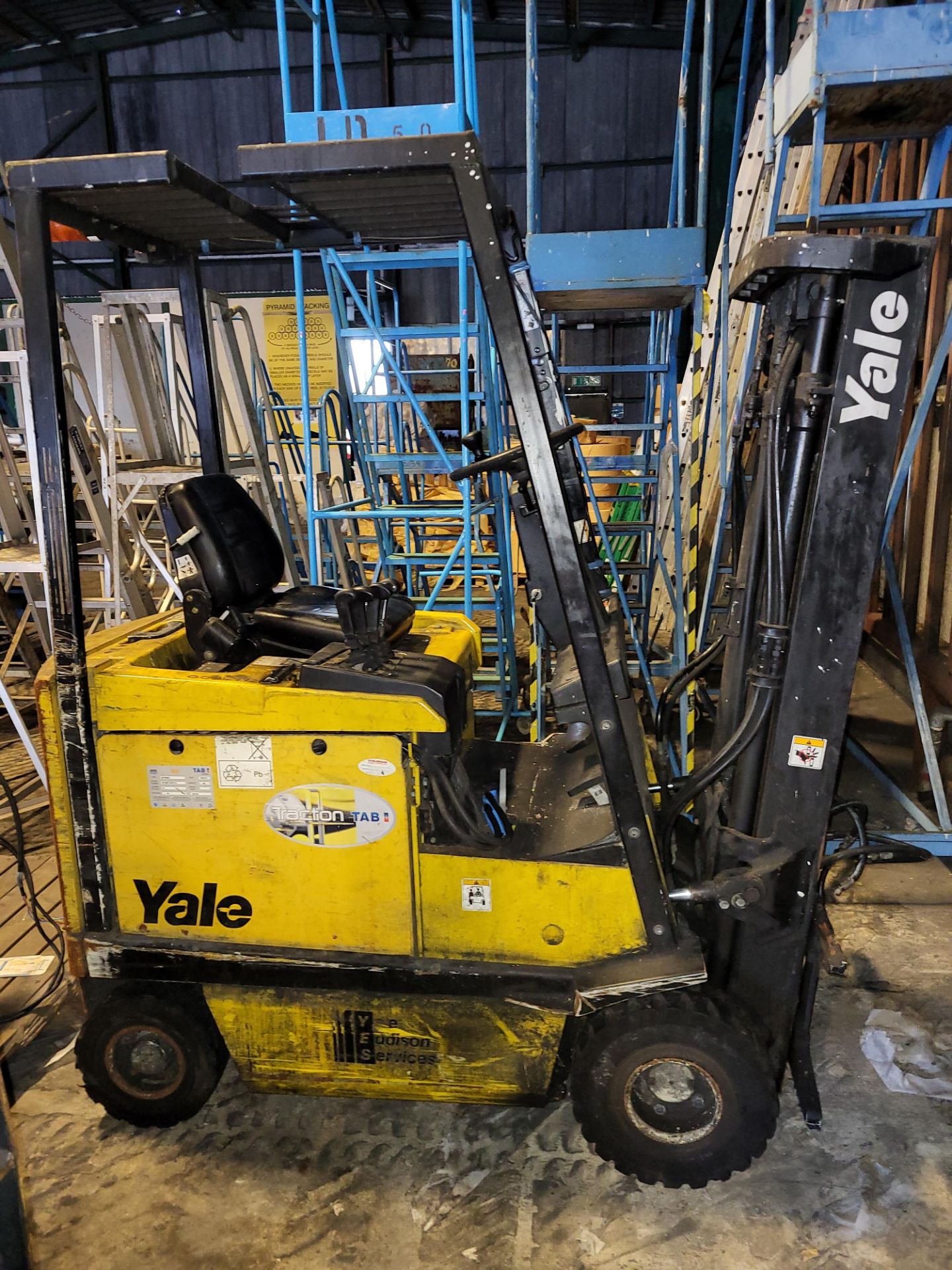 1 Yale Model ERP18AAF E1980 Ride On Battery Powered Fork Lift Truck with 1.480kg Capacity, 4500mm Ma - Image 2 of 5