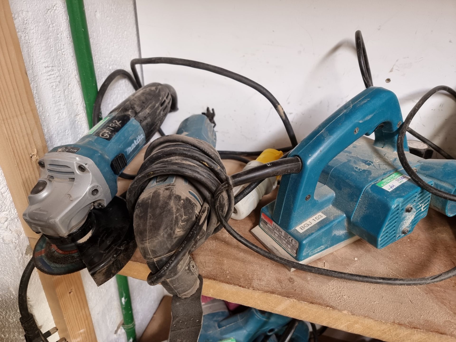 Contents of Shelf to include: various electrical power tools - Makita and Metabo - Image 2 of 5