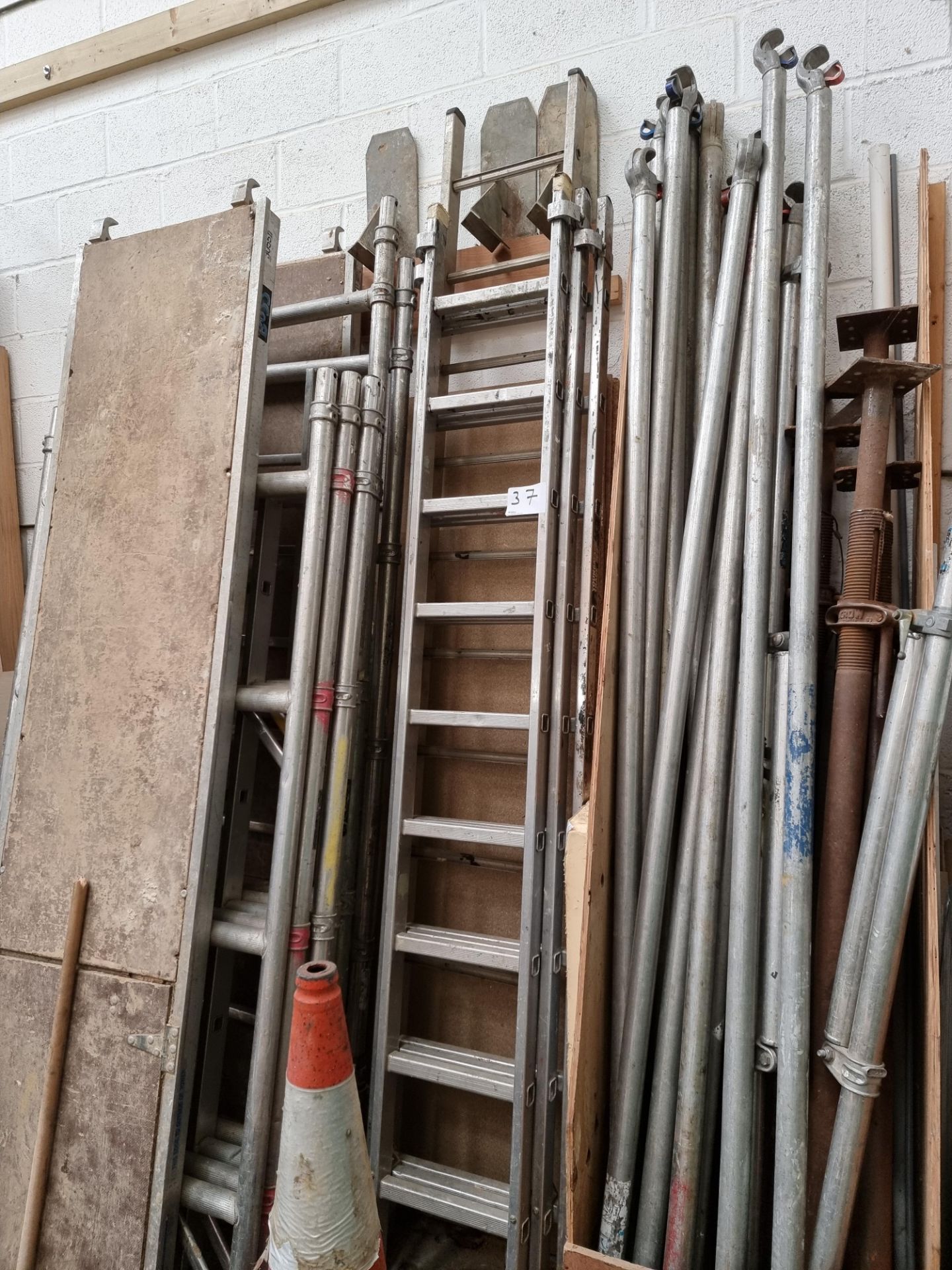 Qty : Assorted Lot to include Part complete scaffolding tower, ladders and Acrow Props, as lotted pe