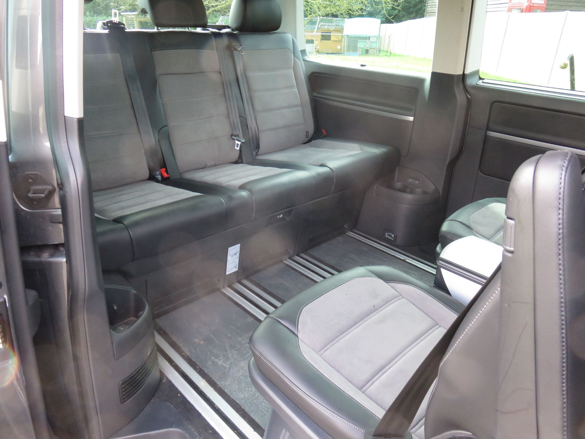 1 Volkswagen Caravelle 2.0 TDI (150PS) Executive BMT SNB DSG 7 Seat Five Door MPV - Image 10 of 17