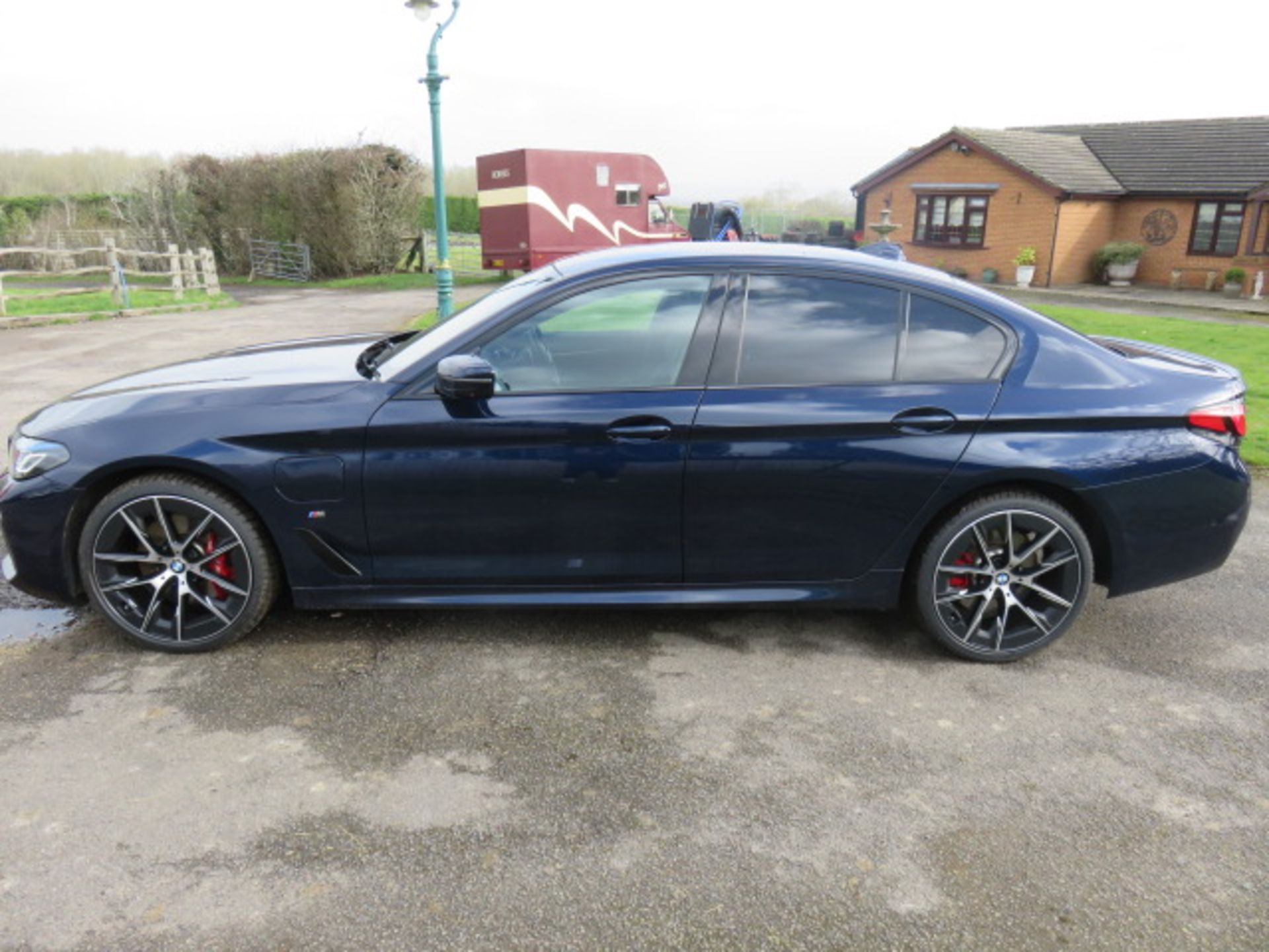 1 BMW 530e XDRIVE M Sport Edition 2.0 Hybrid Electric Four Door Saloon. - Image 4 of 15