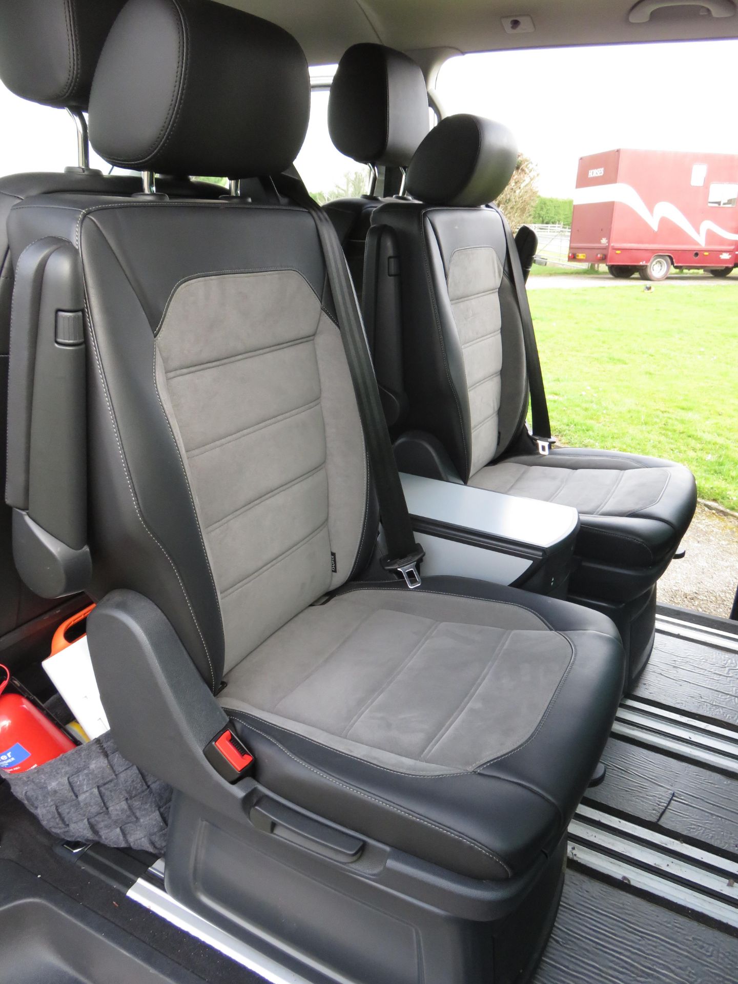 1 Volkswagen Caravelle 2.0 TDI (150PS) Executive BMT SNB DSG 7 Seat Five Door MPV - Image 13 of 17