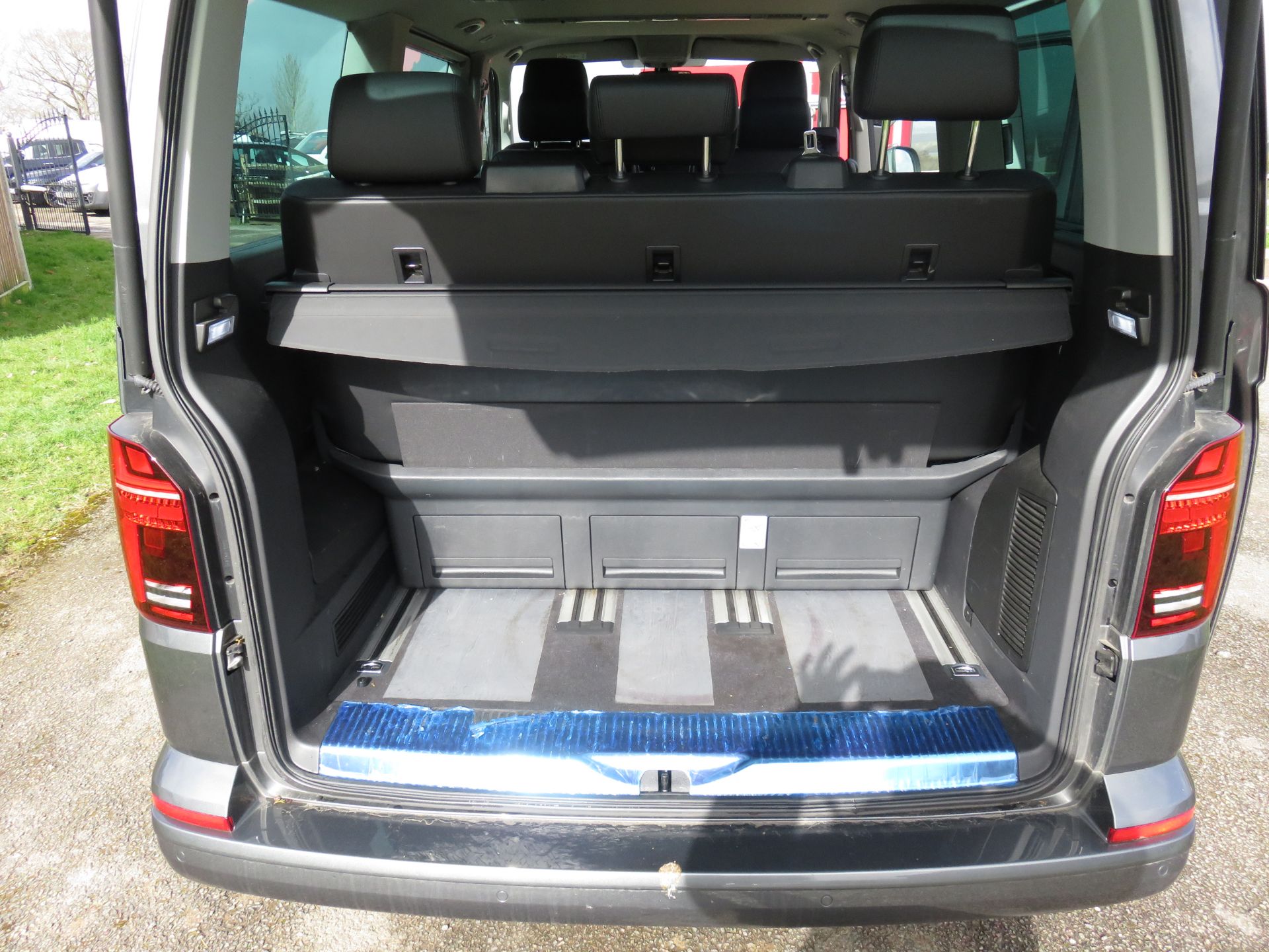 1 Volkswagen Caravelle 2.0 TDI (150PS) Executive BMT SNB DSG 7 Seat Five Door MPV - Image 12 of 17