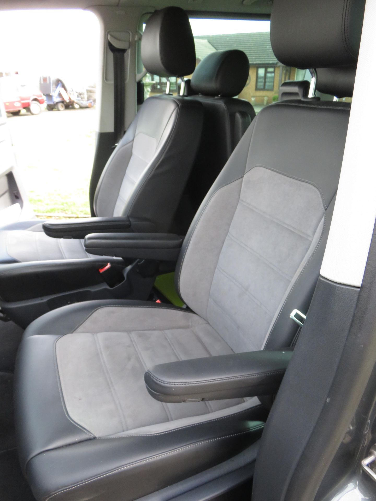 1 Volkswagen Caravelle 2.0 TDI (150PS) Executive BMT SNB DSG 7 Seat Five Door MPV - Image 17 of 17