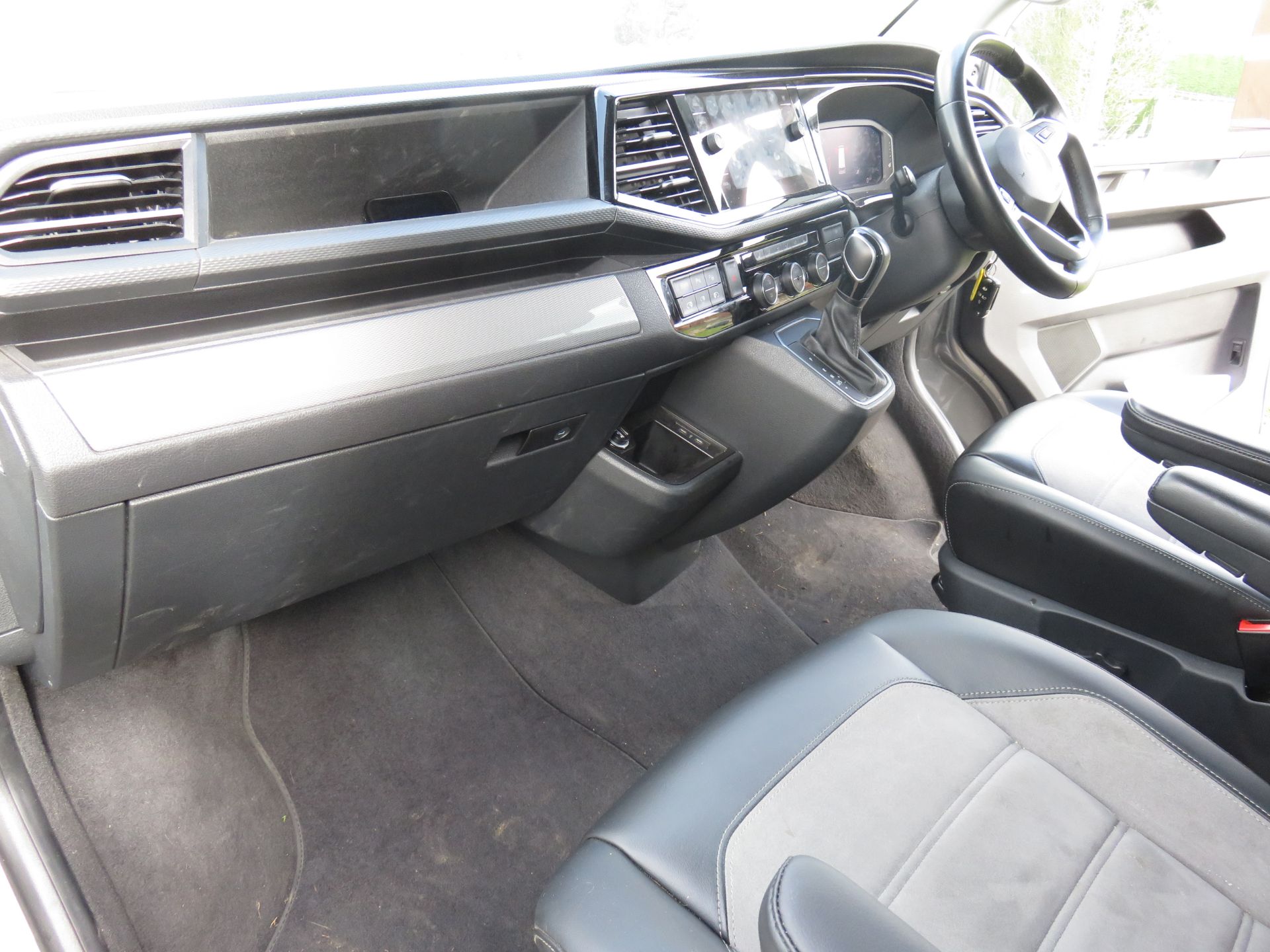 1 Volkswagen Caravelle 2.0 TDI (150PS) Executive BMT SNB DSG 7 Seat Five Door MPV - Image 16 of 17