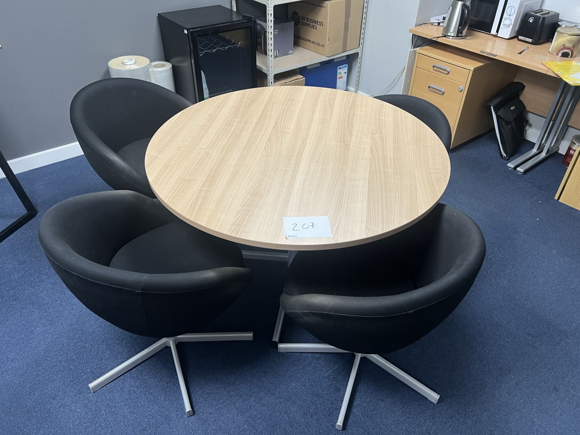 Round Table With Four Bucket Chairs 120 Diametre