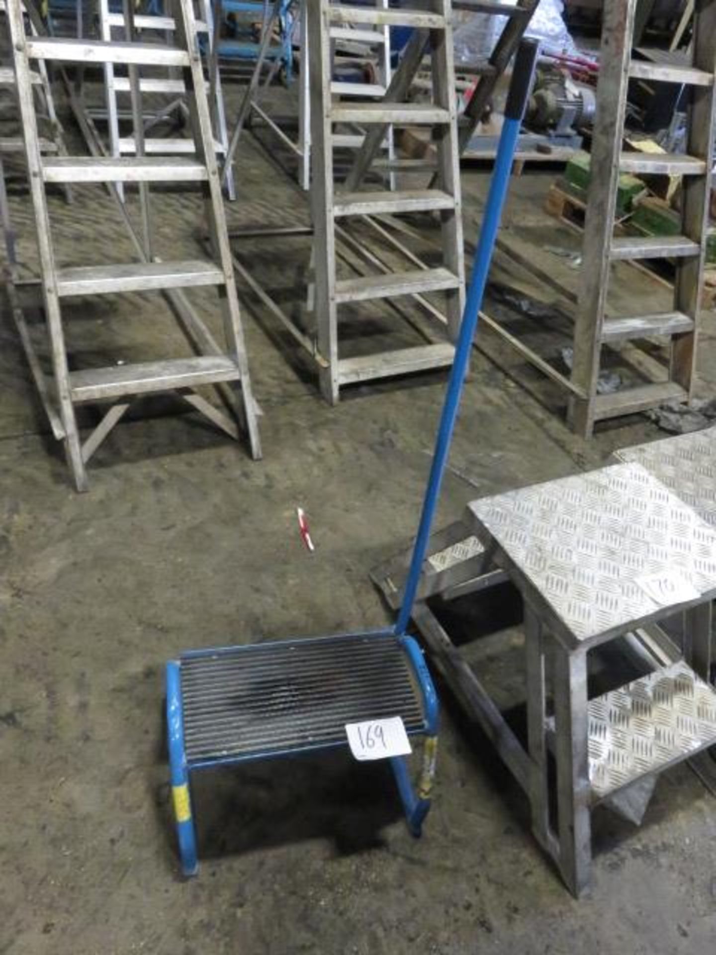 1 Tubular Steel Single Step with Hand Support