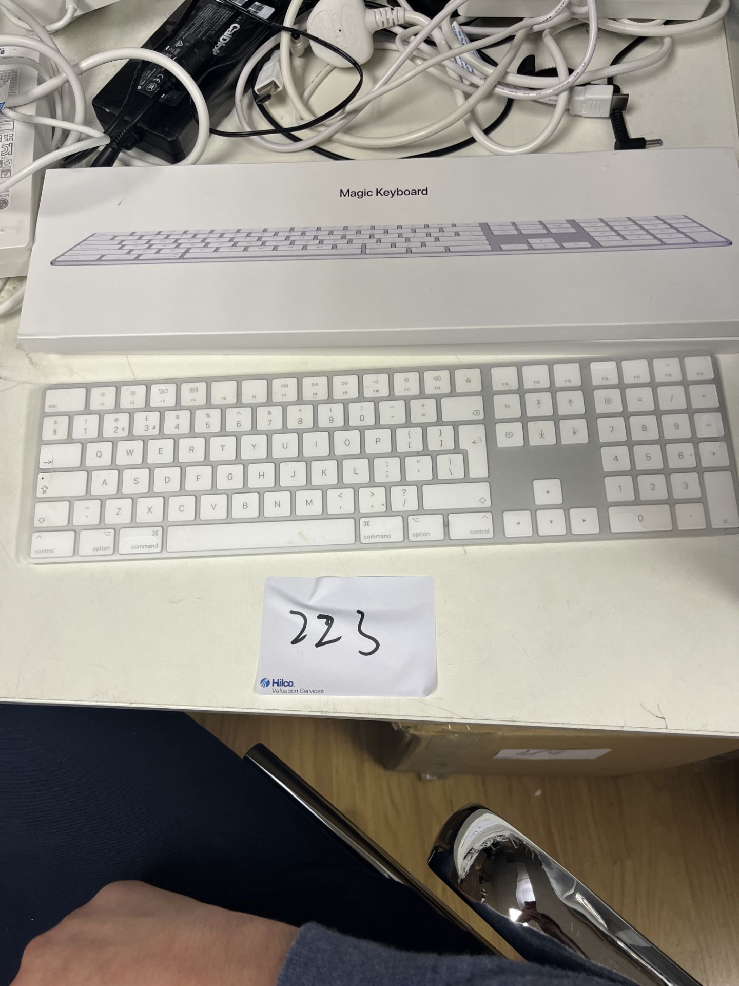 Apple Magic Keyboard with Numeric KeypadWith box, no cable. Serial No.F0T0506009PJKP2AV