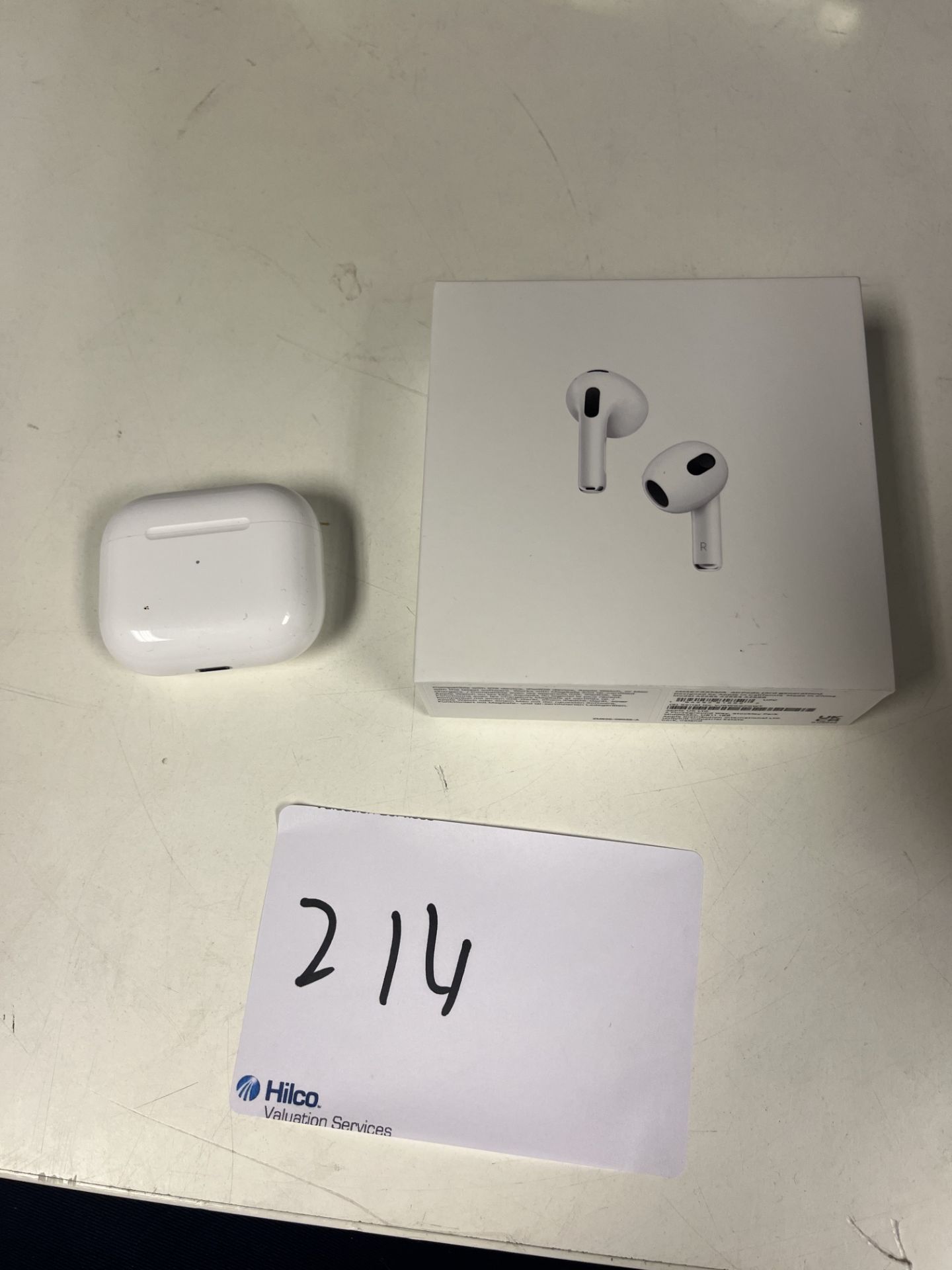 Apple AirPod with MagSafe Charging Case With box. Serial No.VJKWGGPOWT