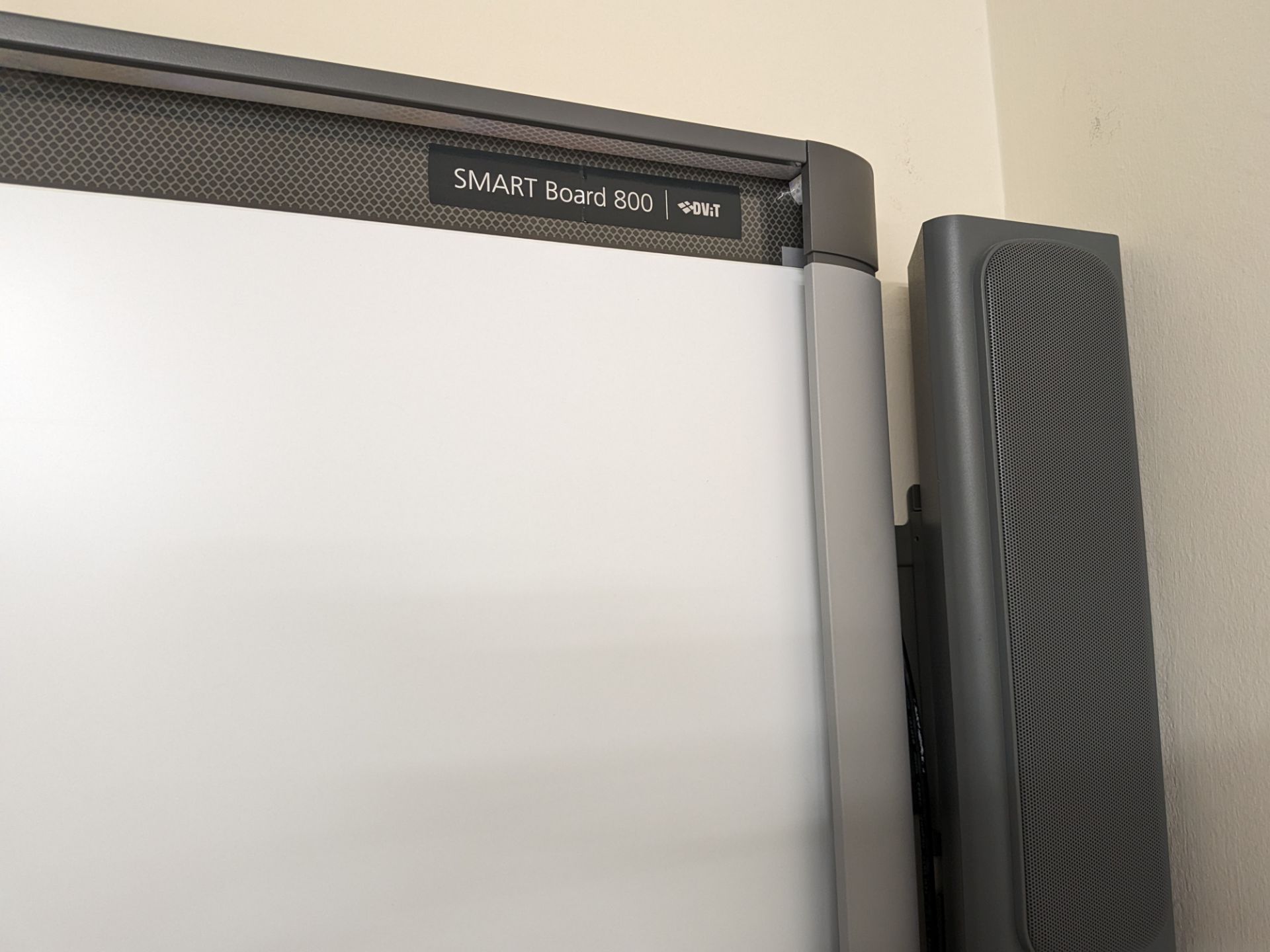 1: Smartboard 800 whiteboard with speakers - Image 2 of 2