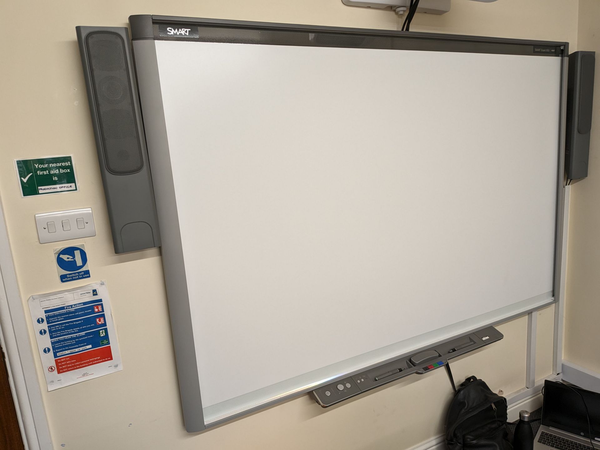 1: Smartboard 800 whiteboard with speakers